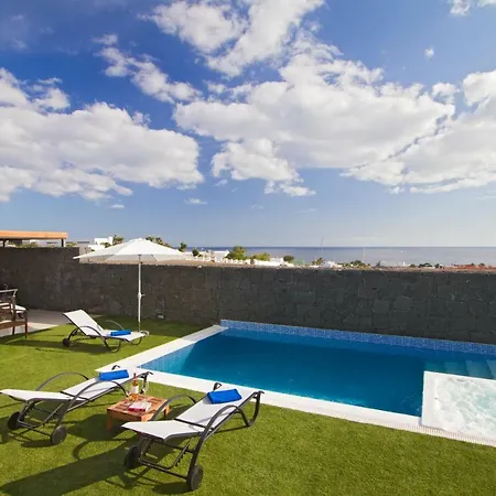 Carlota Вилла *